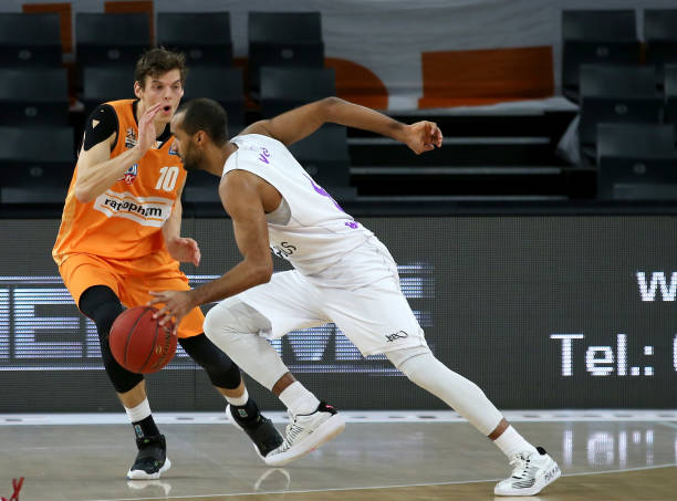 面带笑容 面带笑容